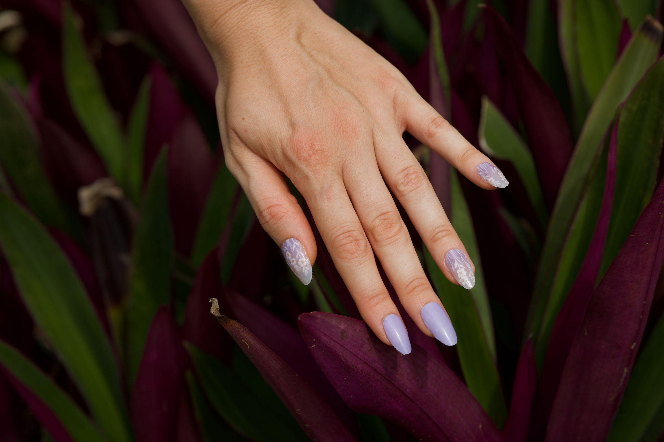 Soft Life lilac & white gel nail wraps — image 2
